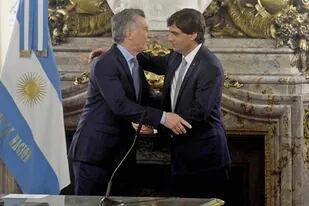 El abrazo entre Macri y Lacunza, tras la jura del flamante ministro de Hacienda