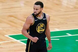 Stephen Curry demolió a Boston Celtics como visitante y Golden State Warriors puso 2-2 la final de la NBA, que se juega al mejor de siete capítulos.
