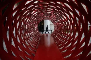 El túnel de acceso de la artista Luciana Lamothe, como un portal a otra dimensión