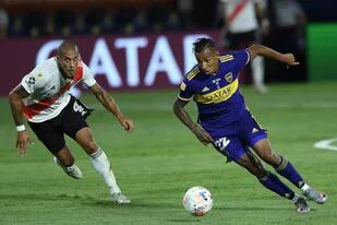 Sebastián Villa despegó a fines del primer semestre, pero empezó el segundo con un serio conflicto con Boca, al punto de que se fue de la Argentina sin autorización.