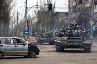 Tanques rusos marchan por una calle en una zona controlada por fuerzas separatistas con apoyo ruso en Mariúpol, Ucrania, el sábado 23 de abril de 2022. (AP Foto/Alexei Alexandrov)