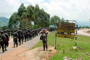 Foto tomada el 15 de octubre de 2001 de tropas ugandesas regresando desde Congo a su país, en el cruce fronterizo Mpondwe. (Foto AP/Chris Mamu)
