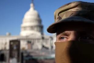 Un miembro de ls Guardia Nacional vigila fuera del lado este del Capitolio de Estados Unidos el 07 de enero de 2021 en Washington, DC