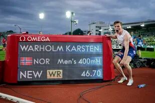 Karsten Warholm y la pose clásico con el cartel que certifica su nuevo récord mundial: 46s70 para los 400m con vallas, logrados en Oslo