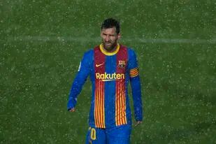 Lionel Messi bajo la tormenta, duante el segundo tiempo: Real Madrid le ganó a Barcelona en el estadio Alfredo di Stéfano y lo superó en la liga de España.