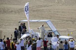 El Papa, ayer, en su llegada para la misa en Iquique