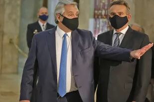 Alberto Fernández, en una imagen con el ministro Agustín Rossi; sus críticas a Mauricio Macri complican aún más sus opciones de diálogo con la oposición