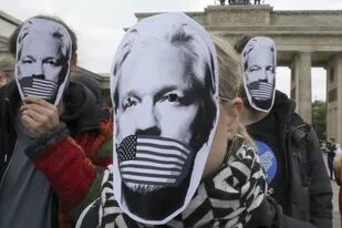 Manifestantes en apoyo de Julian Assange en la entrada de la Corte de Magistrados de Westminsiter.