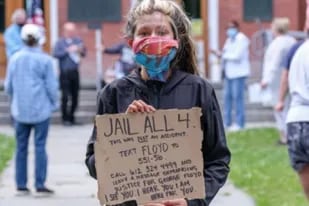"Encacerlen a los 4", pide esta mujer en una de las manifestaciones contra la brutalidad policial en Estados Unidos