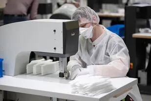 Un empleado de la empresa textil Zender Germany GmbH, un proveedor automotriz, fabrica máscaras protectoras para ser utilizadas en medio de la nueva pandemia de coronavirus el 6 de abril de 2020 en Osnabrueck