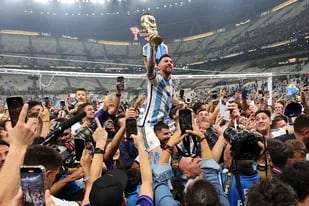 Lionel Messi celebra con el trofeo, la Copa Mundial de la FIFA; todas la smiradas y todos los celulares apuntan a su figura