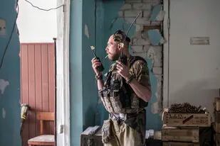 Un  soldado ucraniano sostiene dos radios durante intensos combates en la línea del frente en Severodonetsk, en la región de Luhansk, Ucrania, el 8 de junio de 2022. (AP Foto/Oleksandr Ratushniak)