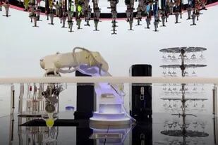 El robot bartender funciona en el centro de prensa del complejo deportivo de los Juegos Olímpicos de Invierno de Beijing 2022