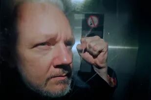 La Justicia británica condenó a Julian Assange a 50 semanas de cárcel