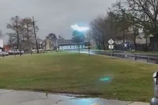 Una enorme bola de fuego azul se desplazó por un cable de electricidad y llamó la atención de un hombre que registró la extraña situación en un video que se hizo viral en las redes sociales