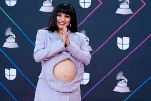 Latin Grammy 2021: Mon Laferte sorprendió con un vestido que dejó a la vista su embarazo