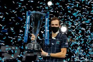 El ruso Daniil Medvedev levanta la copa luego de vencer al austríaco Dominic Thiem en la final del Masters de Londres.