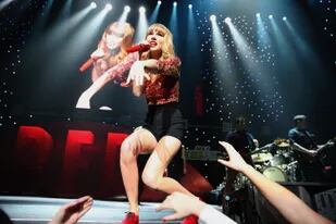Taylor Swift utiliza servicios de reconocimiento facial para detectar acosadores en sus shows, un uso que aporta un componente de seguridad, pero inicia un importante debate sobre la privacidad de los espectadores
