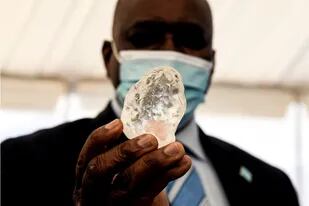 El Presidente Mokgweetsi Masisi sostiene el diamante encontrado a comienzos de junio