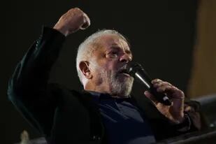 El ex presidente brasileño (2003-2010) y candidato del izquierdista Partido de los Trabajadores (PT) Luiz Inacio Lula da Silva habla a sus partidarios después de conocer los resultados de las elecciones legislativas y presidenciales en la avenida Paulista en Sao Paulo, Brasil, el 2 de octubre de 2022.
