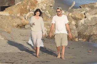Fin de los rumores: Leonardo Di Caprio y Camila Morrone se mostraron juntos y muy enamorados en las playas de Malibú