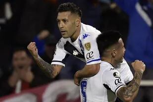 Janson celebra a upa de Ortega su segundo gol sobre Talleres, en el electrizante 3 a 2 de Vélez, por la ida de los cuartos de final de la Copa Libertadores