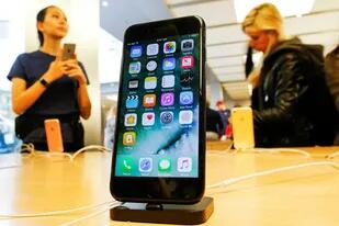 Una vista del iPhone 7 durante el lanzamiento oficial en una tienda Apple Store; la compañía está bajo la mira de las autoridades estadounidenses por disminuir el rendimiento de sus smartphones