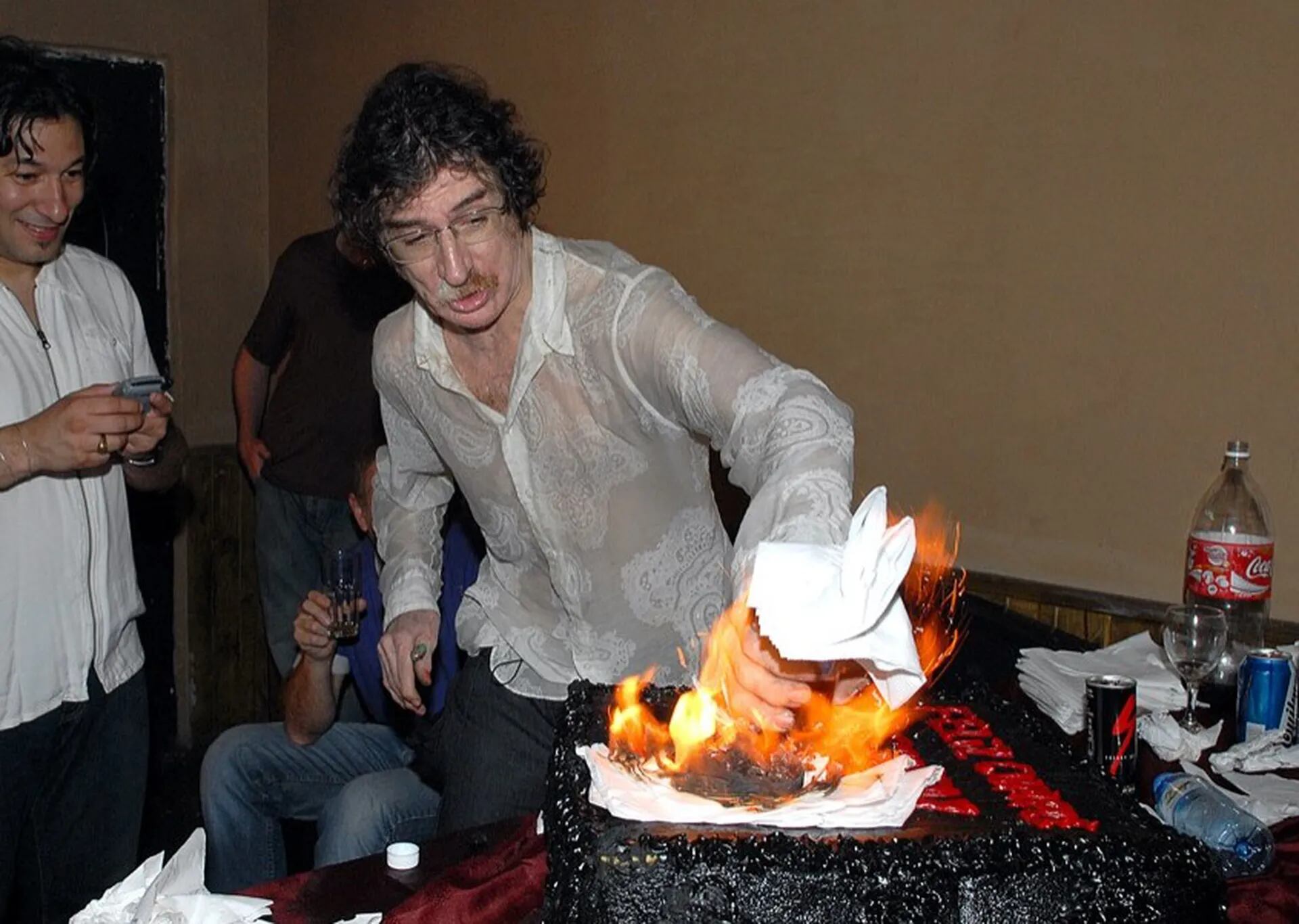 En su cumpleaños de 2007, Charly casi desata un incendio...