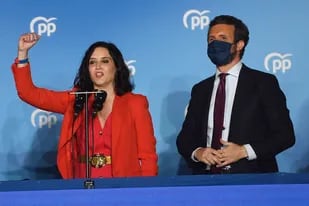 Isabel Díaz Ayuso al dar su discurso de victoria en Madrid junto al líder del Partido Popular, Pablo Casado
