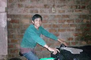 Ramón Moreno sonríe con la bicicleta nueva que le donaron para que pueda ir solo a la escuela