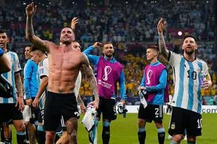 Lionel Messi y Rodrigo de Paul lideran los festejos de la Argentina tras vencer a Australia y pasar a cuartos de final del Mundial de Qatar