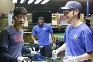 Trabajadores chinos y norteamericanos conviven no sin dificultades en una fábrica de vidrio en Dayton, Ohio adquirida por un multimillonario chino, en el documental American Factory, que acaba de estrenar Netflix