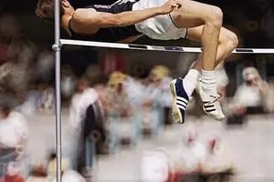 Murió Dick Fosbury, el hombre que le dio la espalda a la barra de salto y cambió al atletismo para siempre