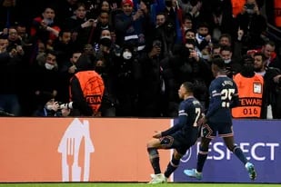 Kylian Mbappe festeja su gol durante el partido de Champions League que disputan el Paris Saint-Germain y el Real Madrid
