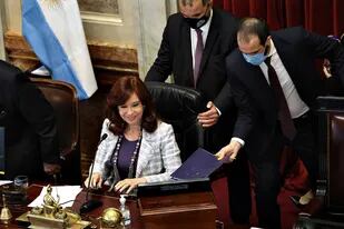 Durante la sesión del Senado, a pesar del impedimento judicial, Cristina Kirchner –titular del cuerpo legislativo– dio lugar al pedido del Ejecutivo