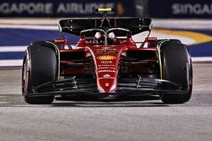 El español Carlos Sainz, de Ferrari, fue el más rápido en la segunda sesión de entrenamientos libres del viernes, de cara al GP de Singapur, que se correrá el domingo