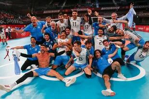 Un grupo que se debía un logro grande: tras imponerse a Brasil en cinco sets, el seleccionado argentino de vóleibol festeja la medalla olímpica de bronce en los Juego Tokio 2020.