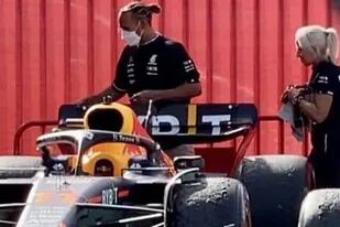 La foto que despertó la controversia, ya que parece que Hamilton pone su mano sobre el alerón del Red Bull de Checo Pérez