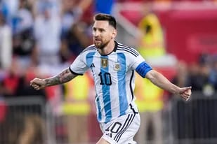 Lionel Messi festeja uno de sus goles frente a Jamaica en el triunfo de la selección argentina por 3-0.