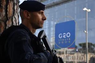 Un carabinero de la policía italiana monta guardia frente a la monumental Nuvola, el centro de convenciones donde se desarrollará la cumbre del G-20 en las afueras de Roma
