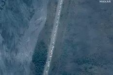 Las imágenes satelitales que muestran 16 kilómetros de fila de rusos que buscan huir del país