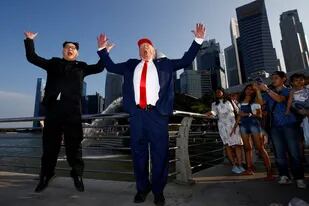 La cumbre en la que el líder norcoreano y Trump se estrecharon las manos muestra un régimen dispuesto a una transformación aún incierta en un país que ha vivido aislado. En la imagen, personificaciones ambos líderes en Singapur