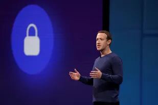 Los ejecutivos de Facebook, incluyendo a Mark Zuckerberg, se han mostrado casi cómicamente torpes al responder las preguntas más básicas sobre los retos que enfrenta el sitio