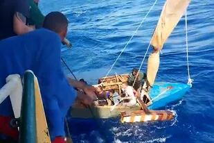 La tripulación de un barco filipino durante el rescate de balseros en el Mar Caribe