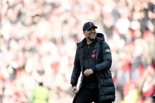 El técnico de Liverpool Jurgen Klopp tras una victoria ante Everton en la Liga Premier, el 24 de abril de 2022, en el estadio Anfield. (AP Foto/Jon Super)