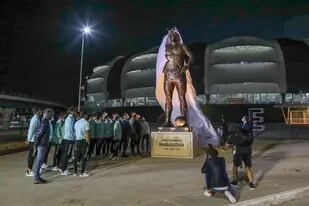 Todos los jugadores del seleccionado argentino estuvieron presentes en el momento en el que el gobernador de Santiago del Esteo, Gerardo Zamora, descubrió la estatua en homenaje a Diego Maradona