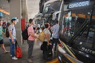 Intenso movimiento de pasajeros que abordan buses de larga distancia, en la Terminal de Transporte de Retiro, hacia diversos puntos turísticos del pais, en lo que es él último fin de semana largo del año