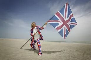Richard Branson sostiene la "Union Jack" en la isla artificial Reino Unido en Dubai, en 2009