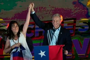El candidato presidencial del Partido Republicano, José Antonio Kast, celebró el triunfo junto a su esposa María Pía Adriasola, en la sede de su campaña del barrio Las Condes