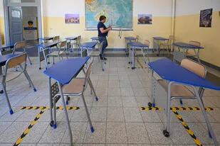 Los marcadores de pisos se muestran en un aula durante los trabajos de preparación el 4 de septiembre de 2020 en la escuela secundaria técnica Luigi Einaudi en Roma antes de su reapertura